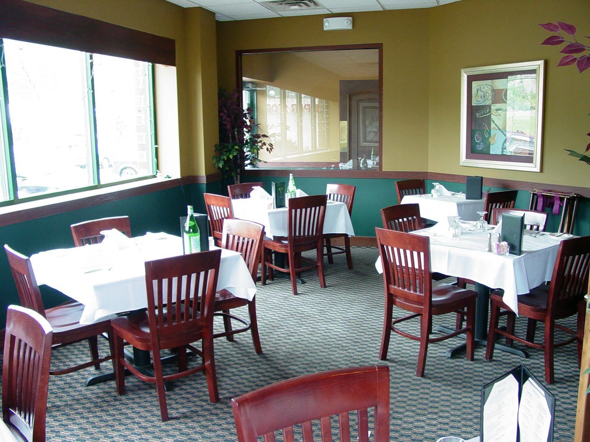 Maron Hotel&Suites Danbury Exterior foto